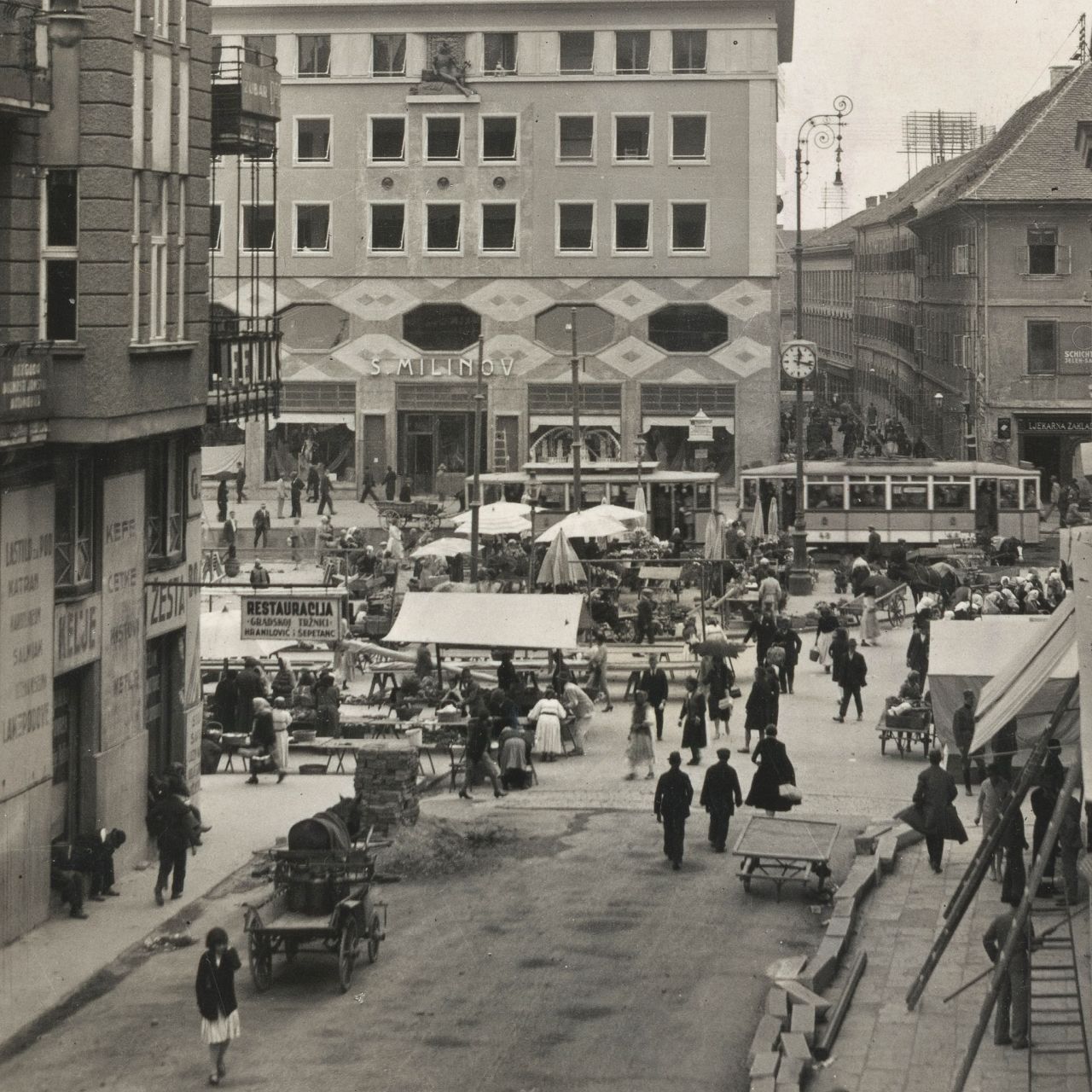 Splavnica, pogled na Trg bana Jelačića, oko 1930. godine. Desno Zakladna bolnica Milosrdne braće, srušena 1931. godine